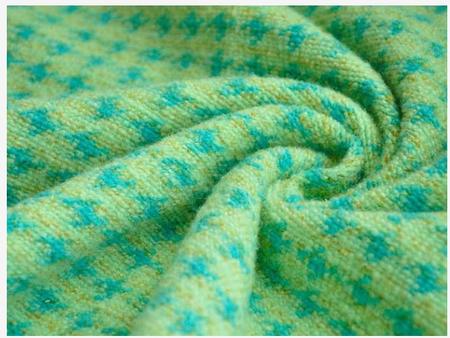 Ткань из искусственного меха малахитово-зеленого цвета: экологичный выбор для создания роскошного образа