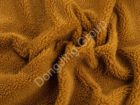 На что следует обратить внимание в процессе производства и крашения рыжевато-коричневой композитной ткани из искусственного меха?