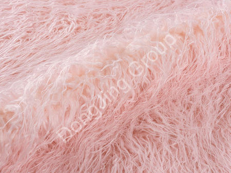 Советы по хранению, чтобы предотвратить спутывание ткани из искусственного меха розового цвета с подвижным лучом
