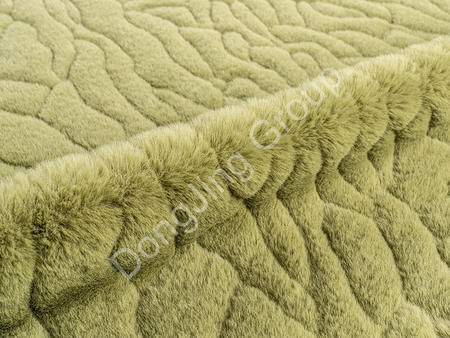 На какие особенности следует обратить внимание при выборе ткани из искусственного меха оливково-зеленого цвета с тигровым узором?